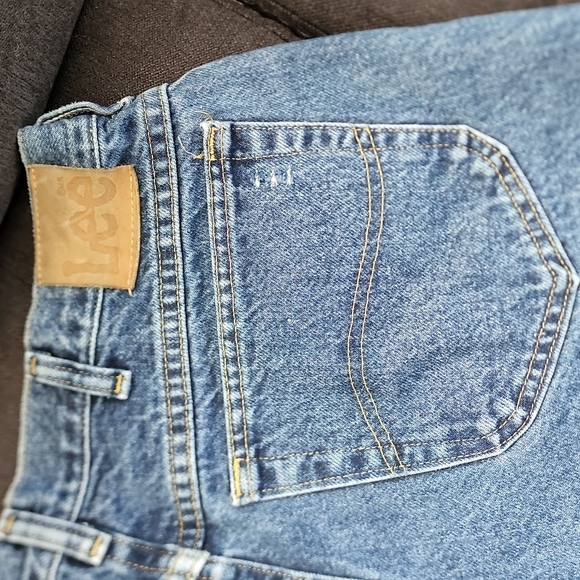 Upcycled distressed denim shorts - Picture 7 of 10